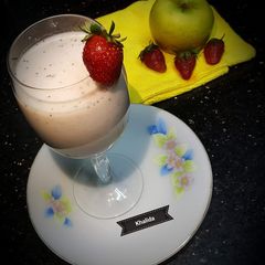 A picture of Apple and Strawberry Shake.