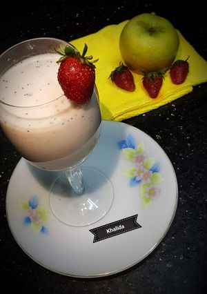 A picture of Apple and Strawberry Shake.