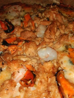 Una foto de Pizza de mariscos