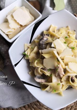 Une photo de Tagliatelle poulet et sa crème aux champignons 🍄 et Parmesan