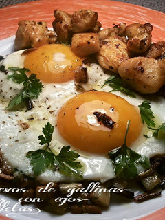 Una foto de Huevos de gallinas silvestres, con ajos y prejil