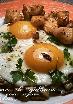 Una foto de Huevos de gallinas silvestres, con ajos y prejil