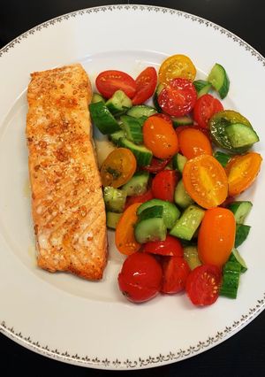 Une photo de Pavé de saumon et salade tomates concombre