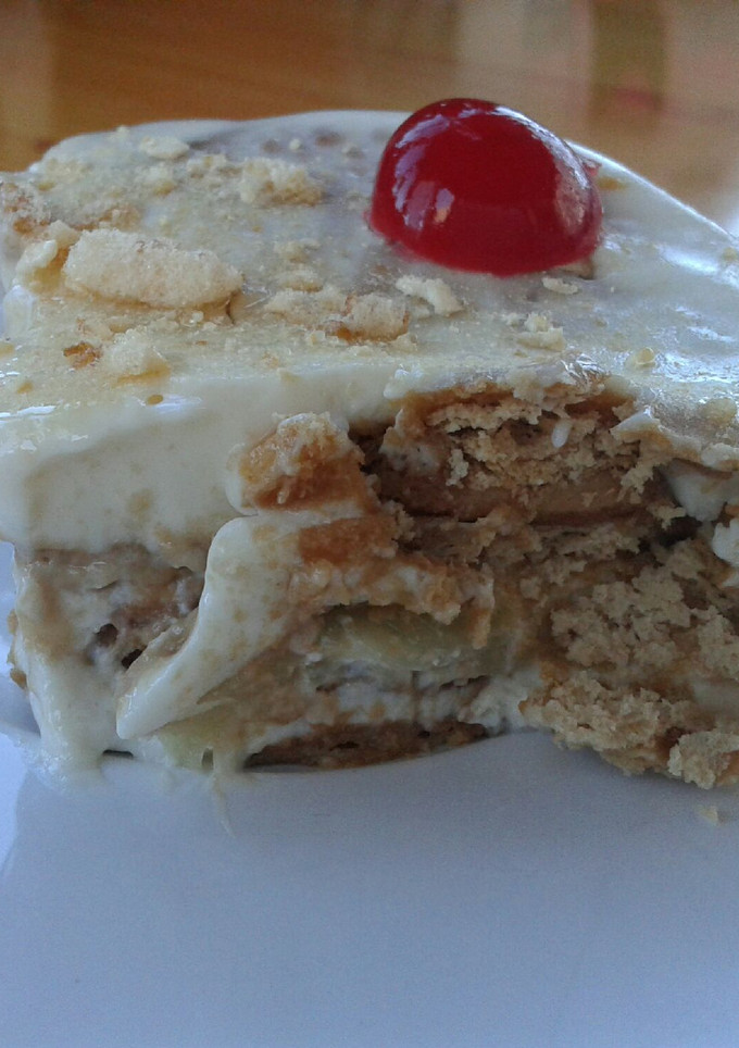 Una foto de Tarta de galletas, limón, piña y suspiros