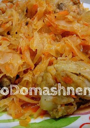 Фото Тушеная капуста с курицей в мультиварке.