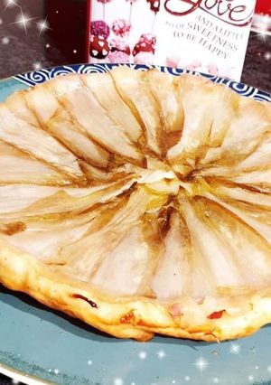 Une photo de Tarte tatin aux endives avec un moule inversé silicone