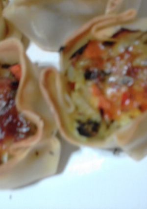 Una foto de Canastitas con verduras y salchichas