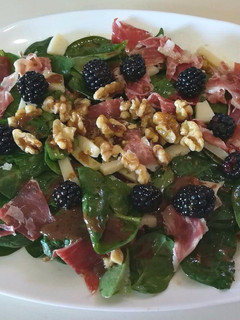 Una foto de Ensalada de espinacas baby con moras