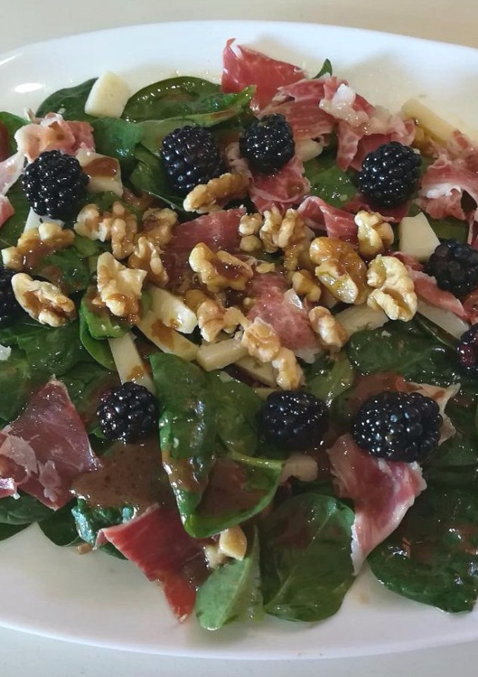 Una foto de Ensalada de espinacas baby con moras