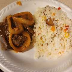 Una foto de Bistec en salsa y arroz primavera a mi estilo