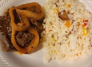 Una foto de Bistec en salsa y arroz primavera a mi estilo