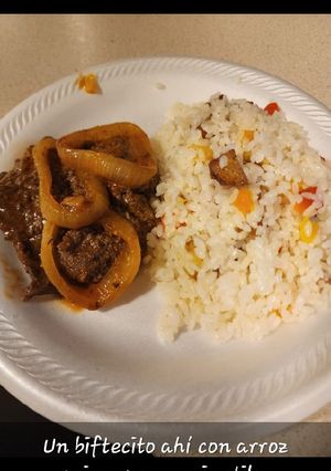 Una foto de Bistec en salsa y arroz primavera a mi estilo