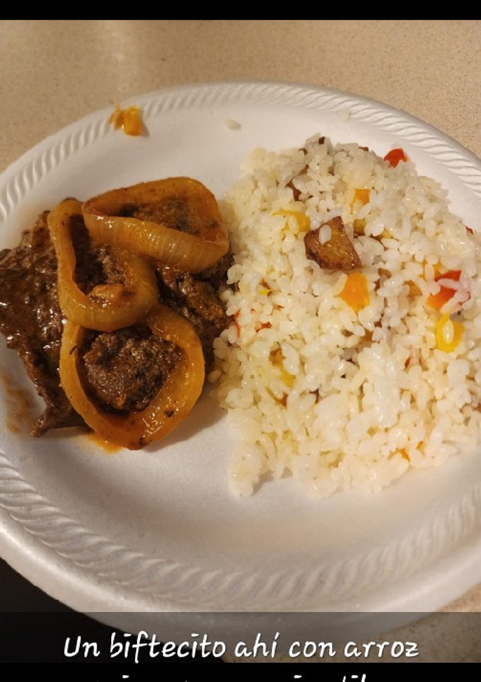 Una foto de Bistec en salsa y arroz primavera a mi estilo