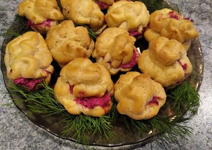 Профитроли со свекольной начинкой