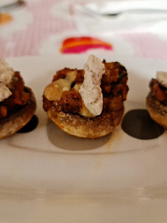 Una foto de Tapa champiñón con vegetales y mousse de aceite de trufa