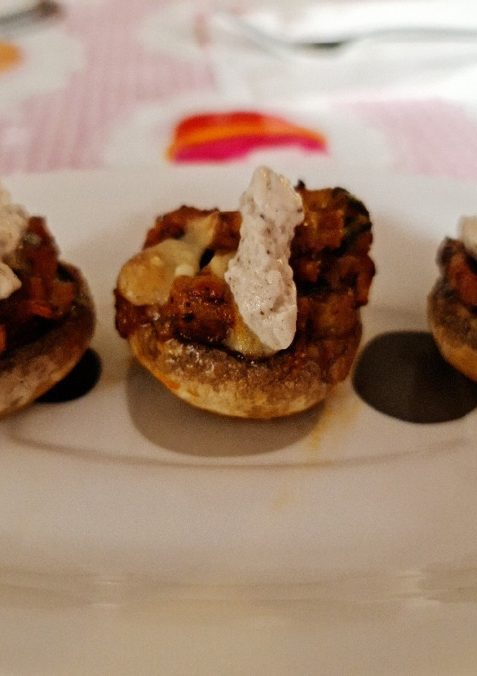 Una foto de Tapa champiñón con vegetales y mousse de aceite de trufa