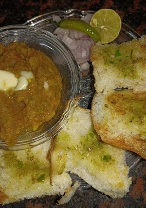 पाव भाजी (pav bhaji recipe in Hindi) रेसिपी मुख्य फोटो