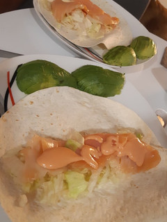 Una foto de Rollito de salmón y aguacate
