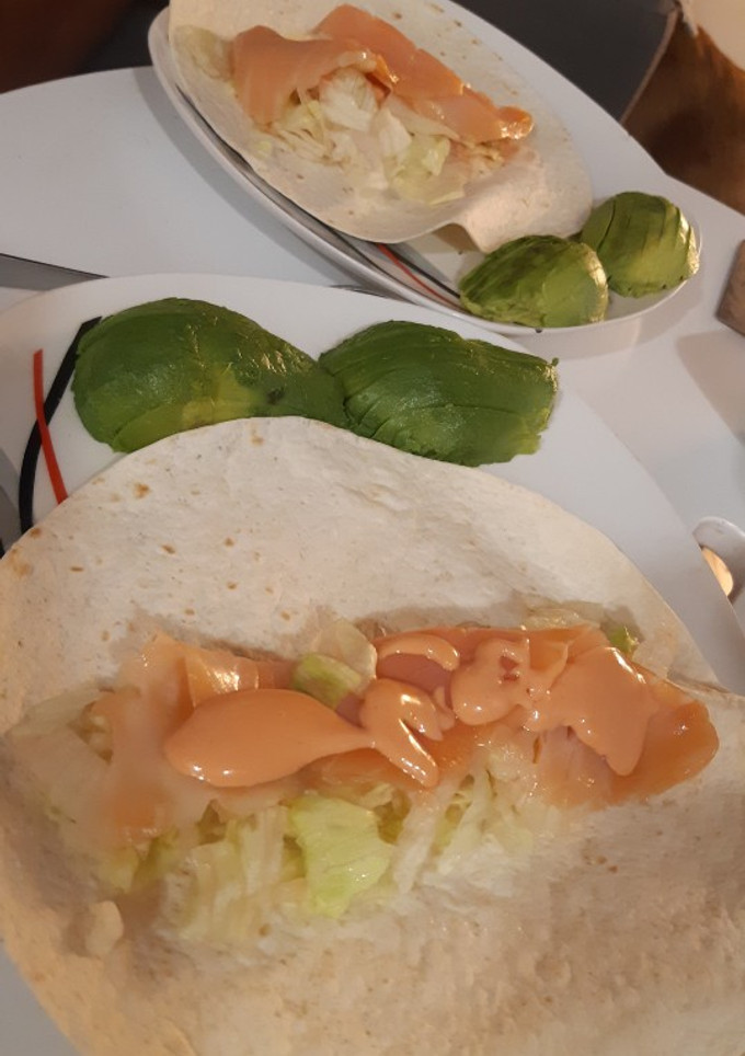 Una foto de Rollito de salmón y aguacate