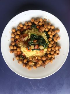 Una foto de Cuscús con verduritas a la soja y garbanzos especiados