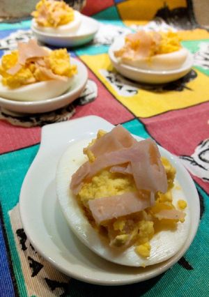 Una foto de Huevos rellenos con jamón