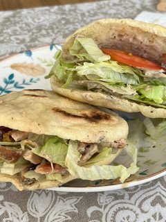 Una foto de Kebab de pollo