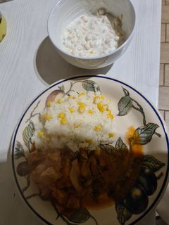 Gombás csirkepörkölt kukoricás rizzsel és kukoricasalátával recept fotója