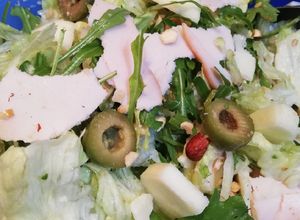 Foto di Insalata iceberg, rucola e scaglie🥜🥗🍃