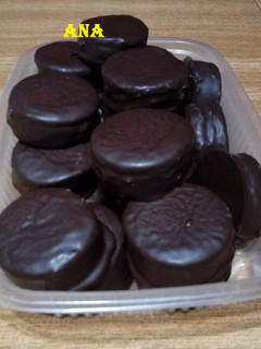 Una foto de Alfajores de chocolate bañados de chocolate blanco y negro