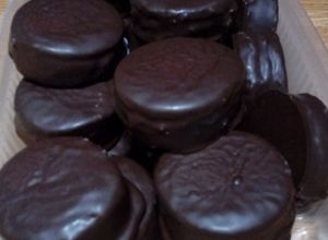 Una foto de Alfajores de chocolate bañados de chocolate blanco y negro