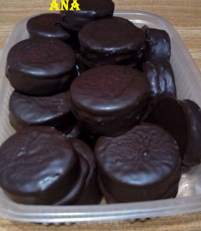 Una foto de Alfajores de chocolate bañados de chocolate blanco y negro