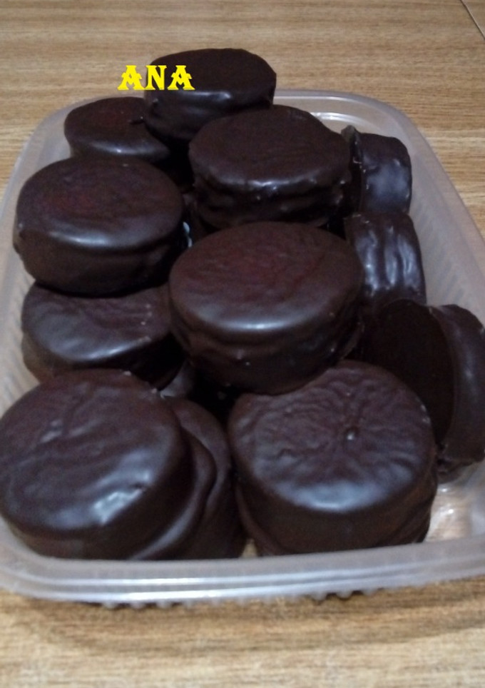 Una foto de Alfajores de chocolate bañados de chocolate blanco y negro