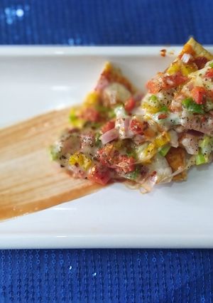 A picture of Vegetable pizza without pizza base and without microwave.