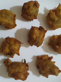 வாழைக்காய் போண்டா (Vaazhaikaai bonda recipe in tamil) செய்முறை முக்கிய புகைப்படம்