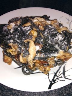 Una foto de Tallarines en tinta de sepia con Shiitake, anchoas y queso Brie