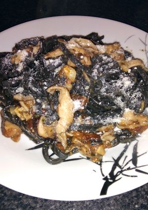 Una foto de Tallarines en tinta de sepia con Shiitake, anchoas y queso Brie