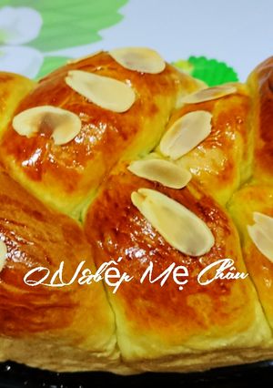 Hình của món Bánh mì hoa cúc phô mai lá dứa.