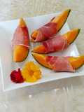 Cantaloupe Melone mit Schinken umwickelt