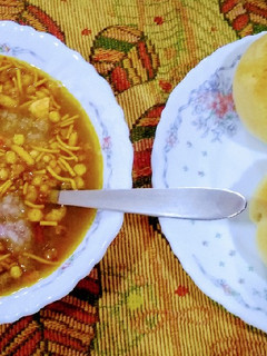 મિસળ પાઉં (Misal Pav Recipe In Gujarati) રેસીપી મુખ્ય ફોટો