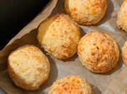 Una foto de chipa con queso mozzarella