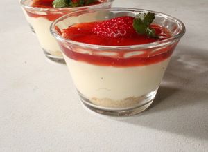 Una foto de Vasitos de cheesecake con fresas