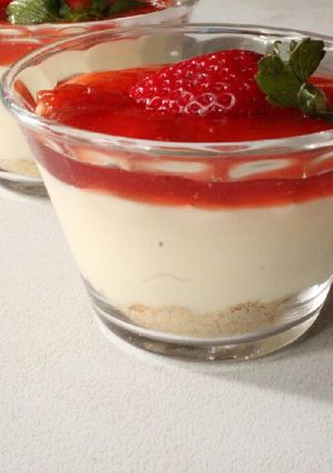 Una foto de Vasitos de cheesecake con fresas