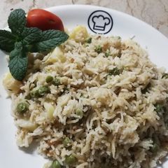 A picture of Aalu mutar pulao.