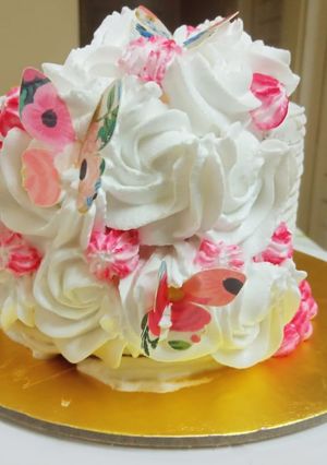 વ્હાઇટ ફોરેસ્ટ કેક (White Forest Cake Recipe In Gujarati) રેસીપી મુખ્ય ફોટો
