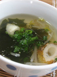 A picture of Bean Sprouts and Wakame in Umeboshi Kombu Tea Soup.