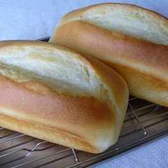 A picture of Pound Cake-Shaped Fluffy Butter-Top Bread.
