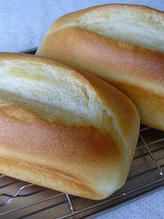 A picture of Pound Cake-Shaped Fluffy Butter-Top Bread.
