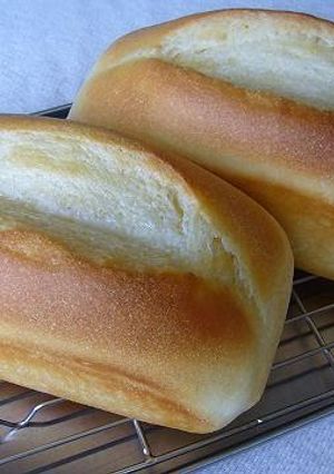 A picture of Pound Cake-Shaped Fluffy Butter-Top Bread.
