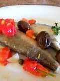 Sgombro al Forno con Pomodorini Freschi, Olive Verde e Capperi