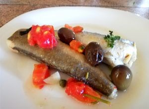 Foto di Sgombro al Forno con Pomodorini Freschi, Olive Verde e Capperi